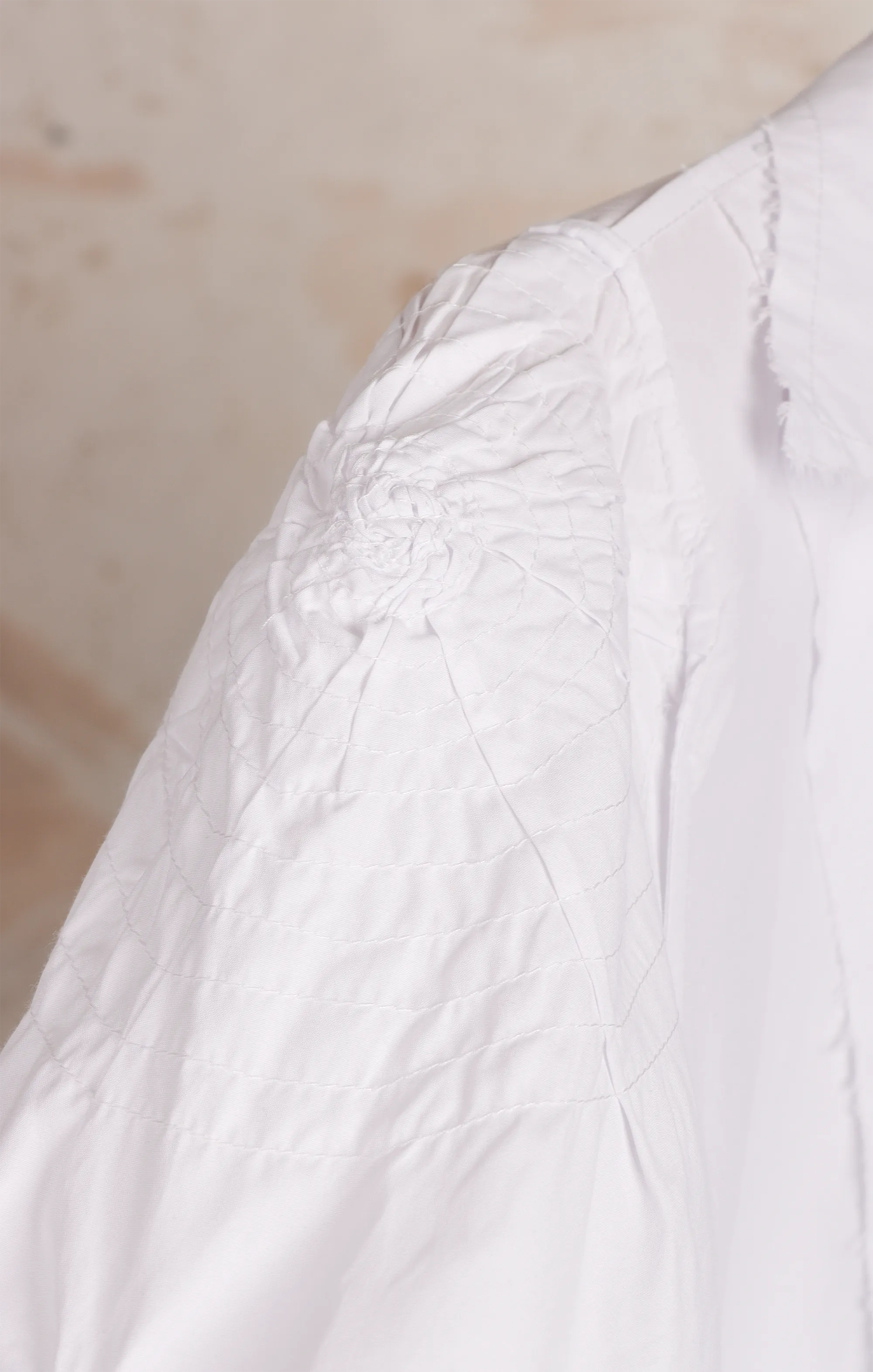 Vestido Kimi blanco. Detalle hombro.