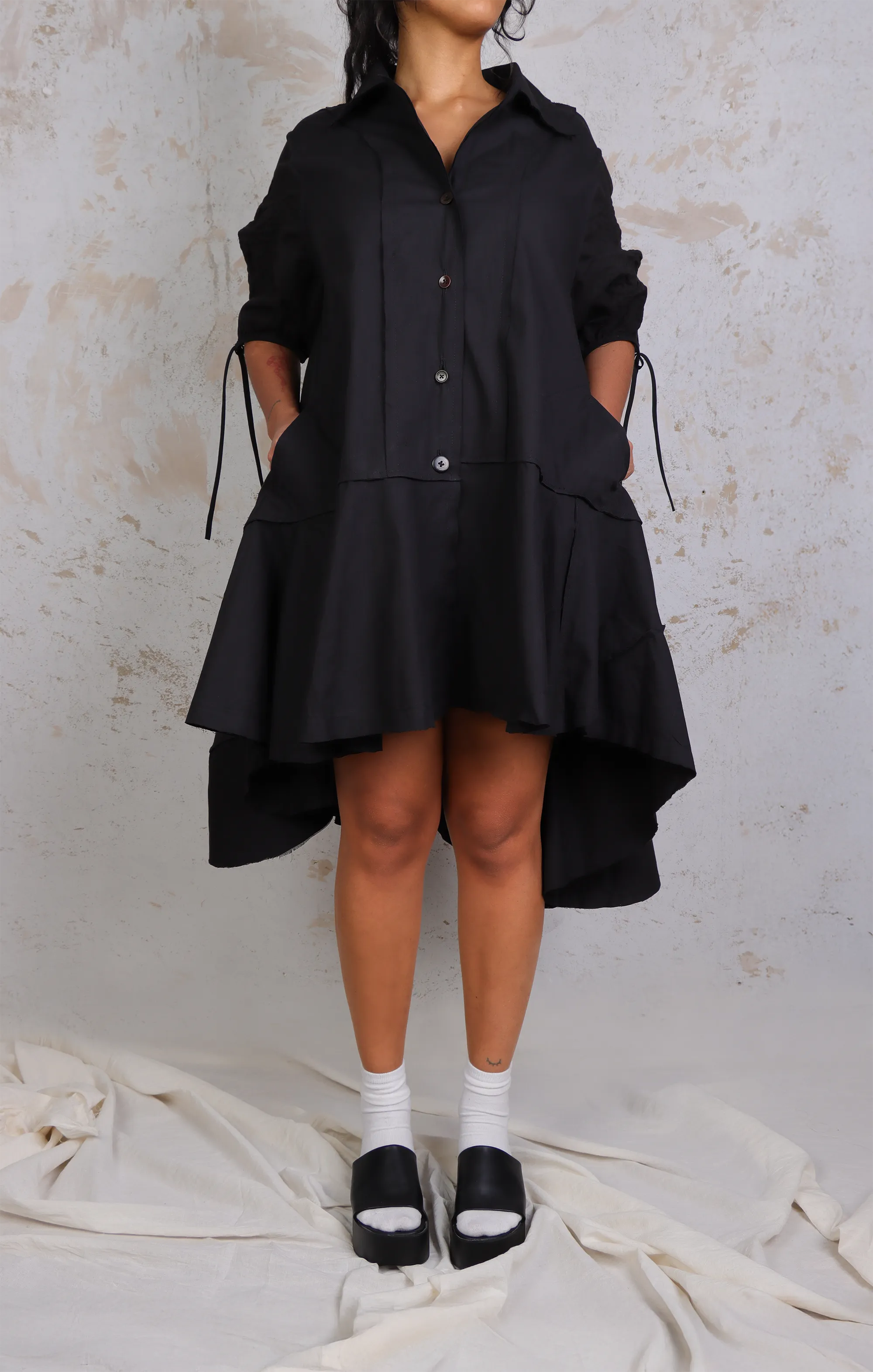 Vestido Kimi negro en modelo.