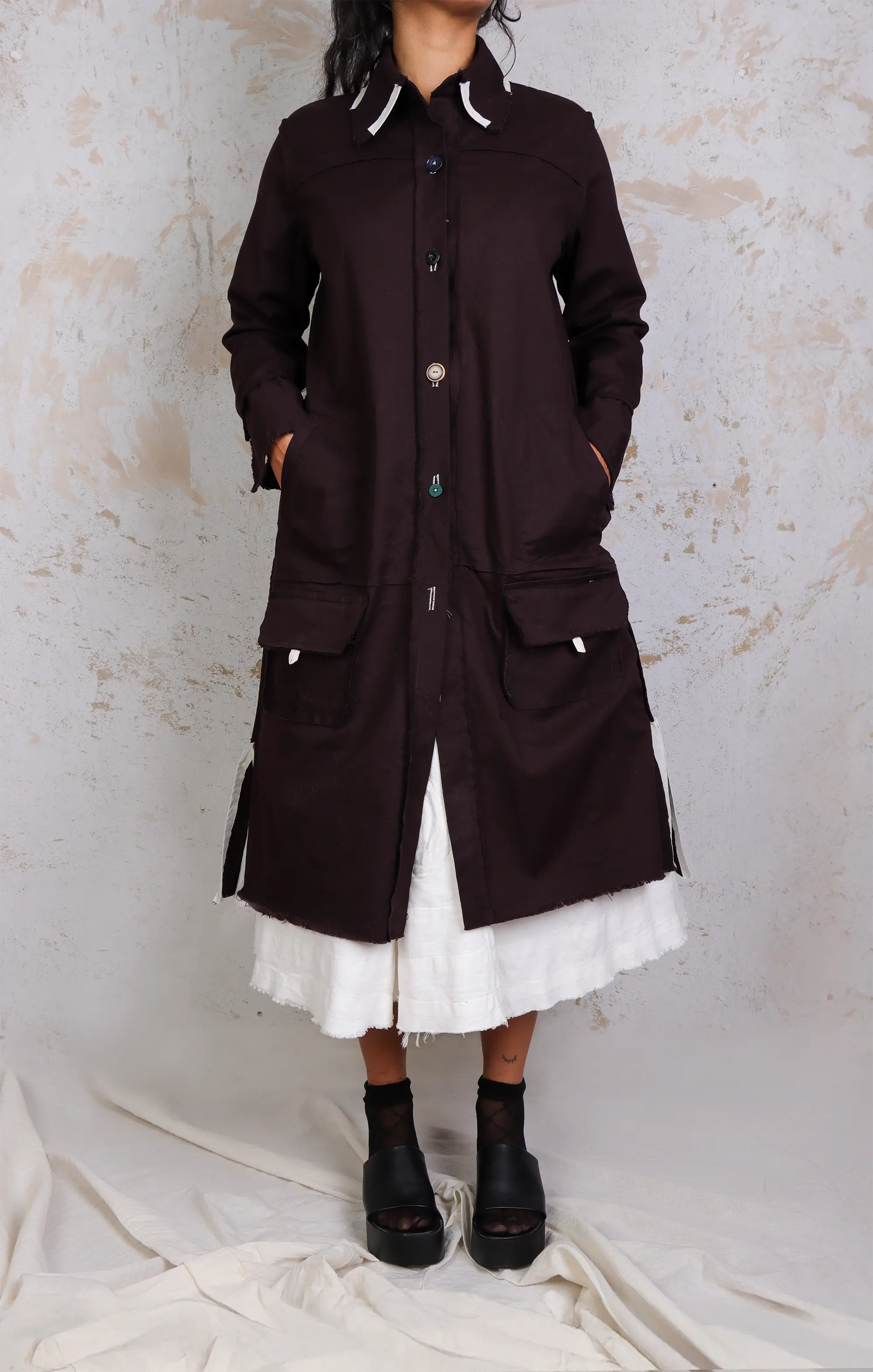 Abrigo Cargo color vinotinto en modelo