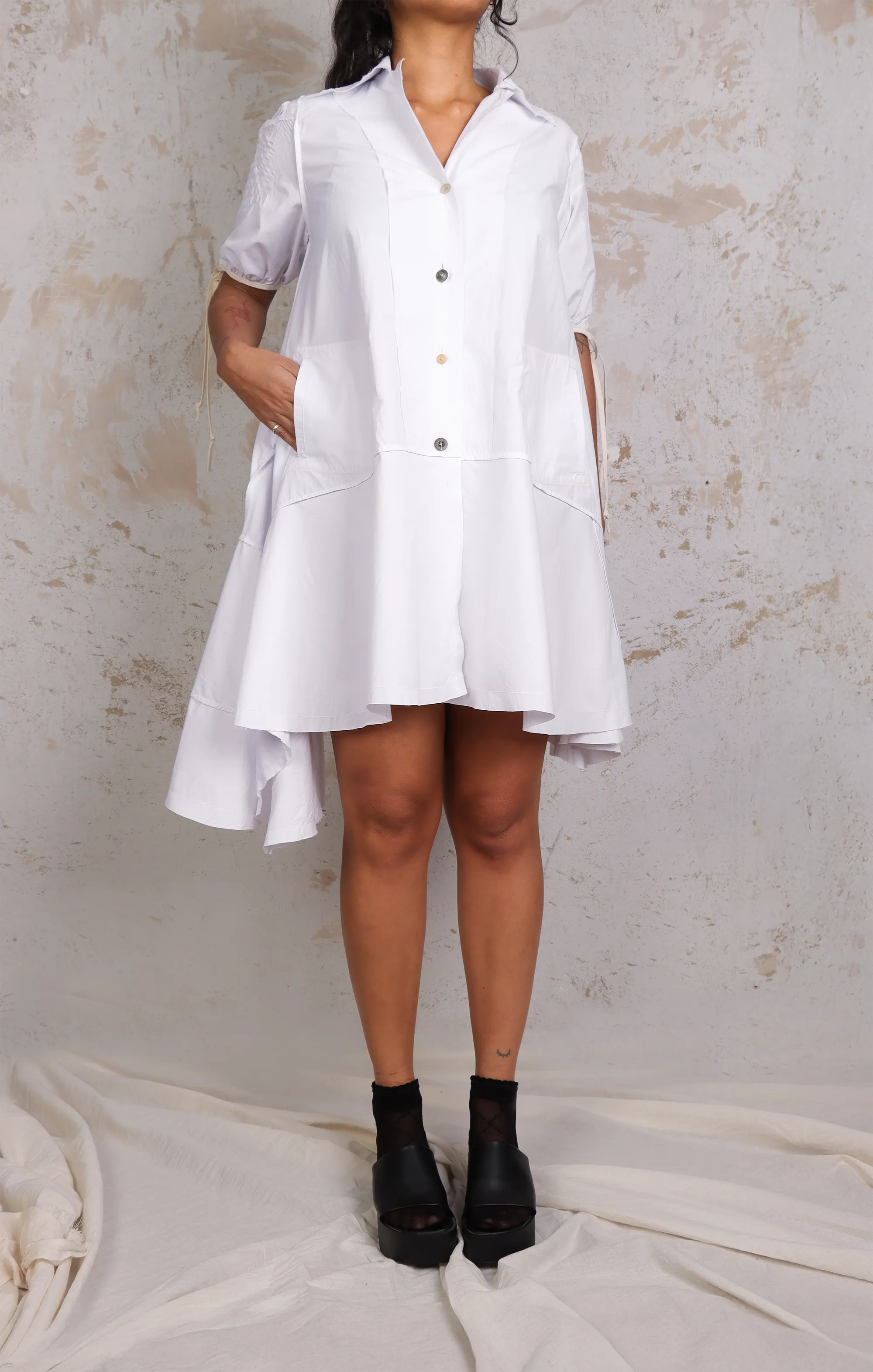 Vestido Kimi blanco en modelo.