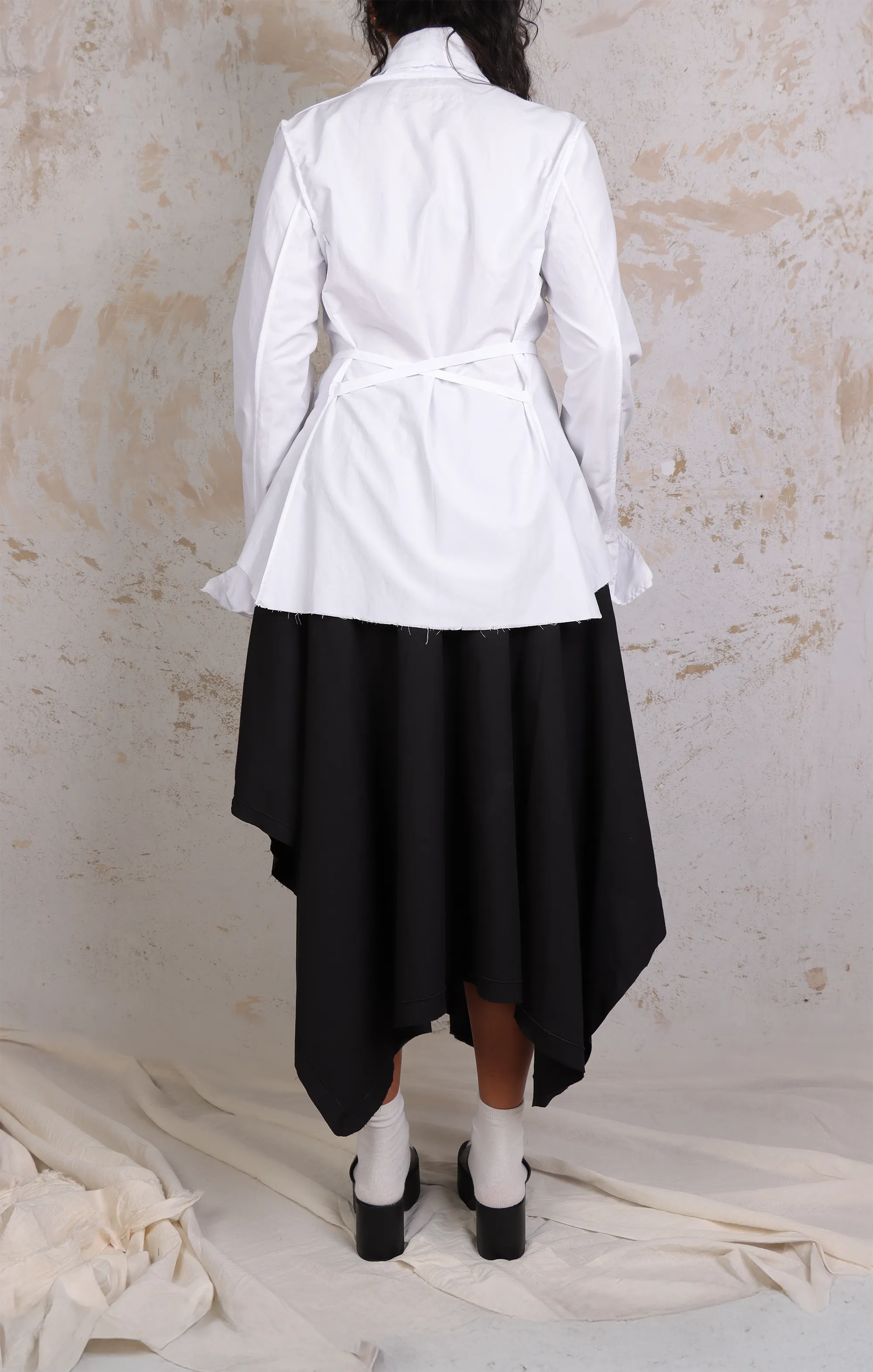 Blusa Lili color blanco en modelo. Vista Trasera.