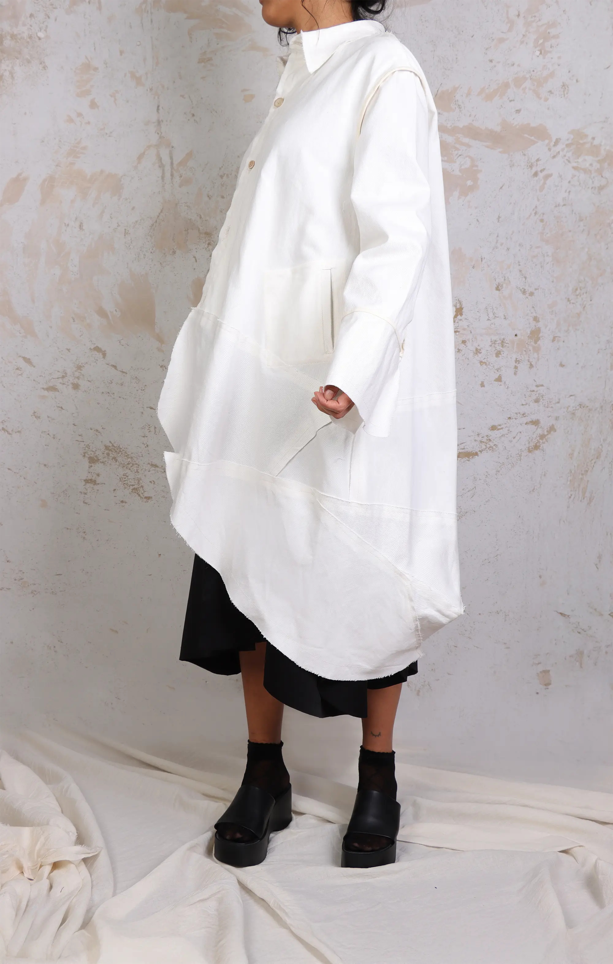 Abrigo mapa conceptual patchwork color crudo en modelo. Vista lateral