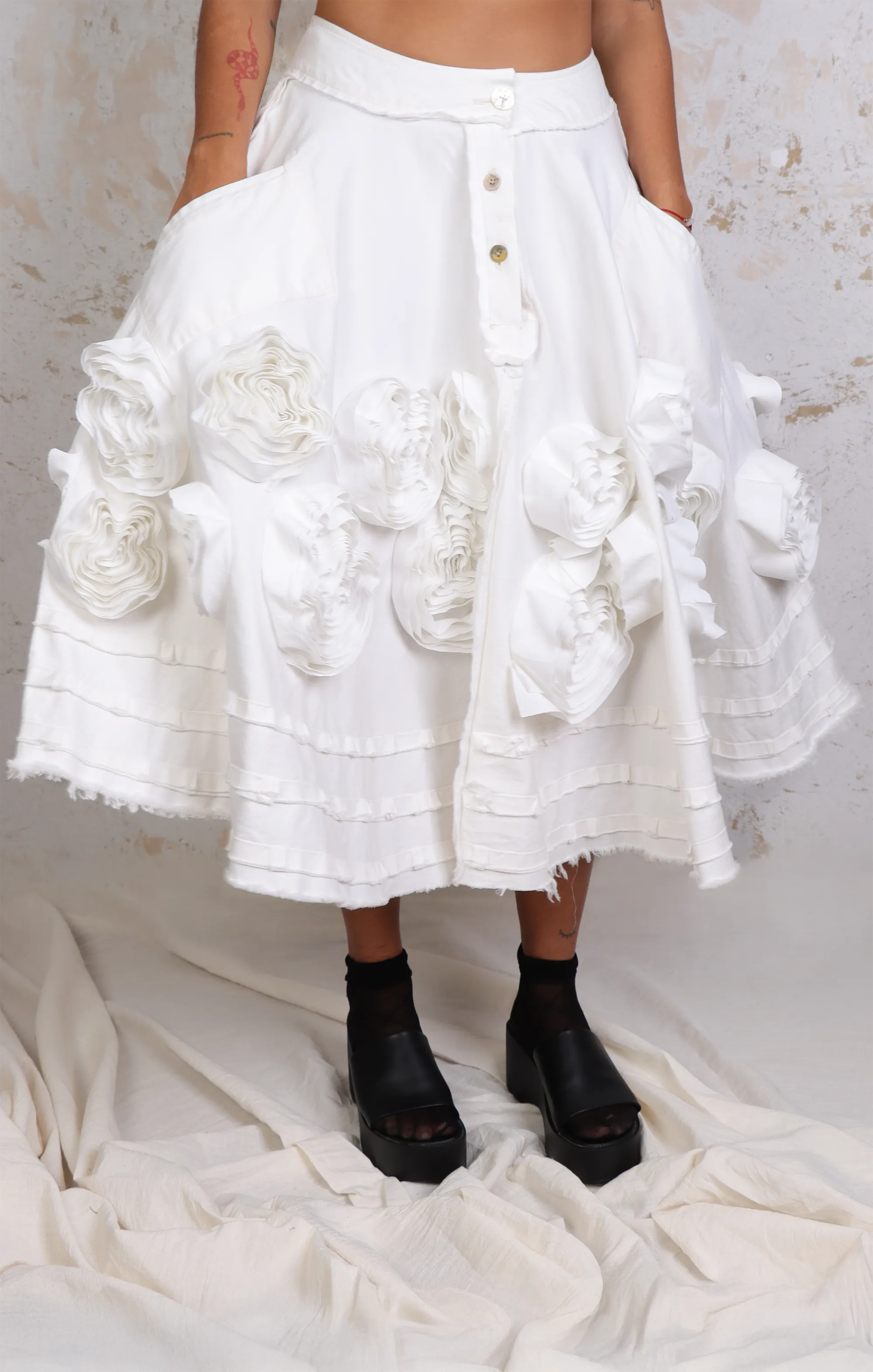 Falda rosas Ref 1 en modelo.
