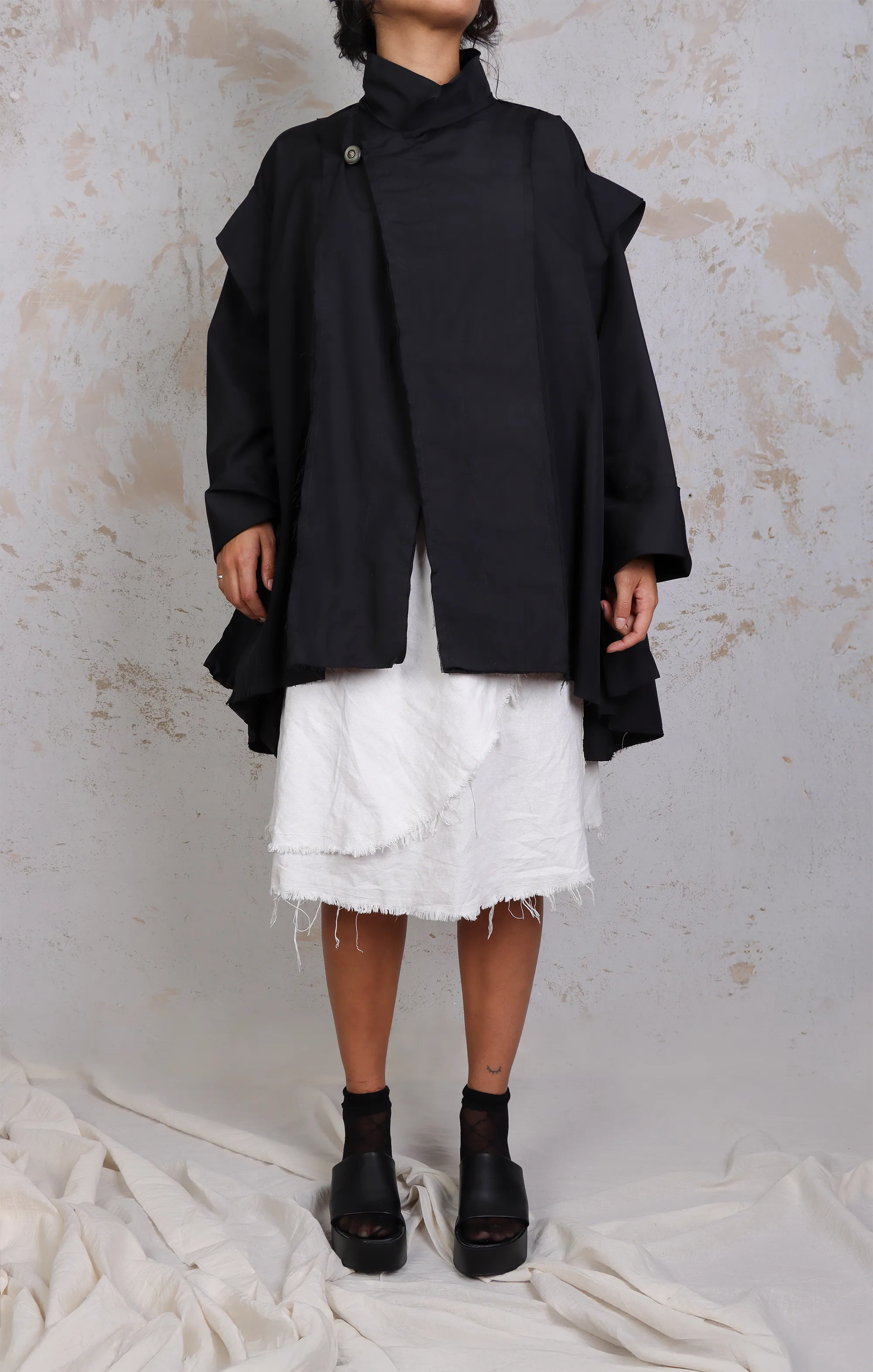 Kimono Tao color negro en modelo.