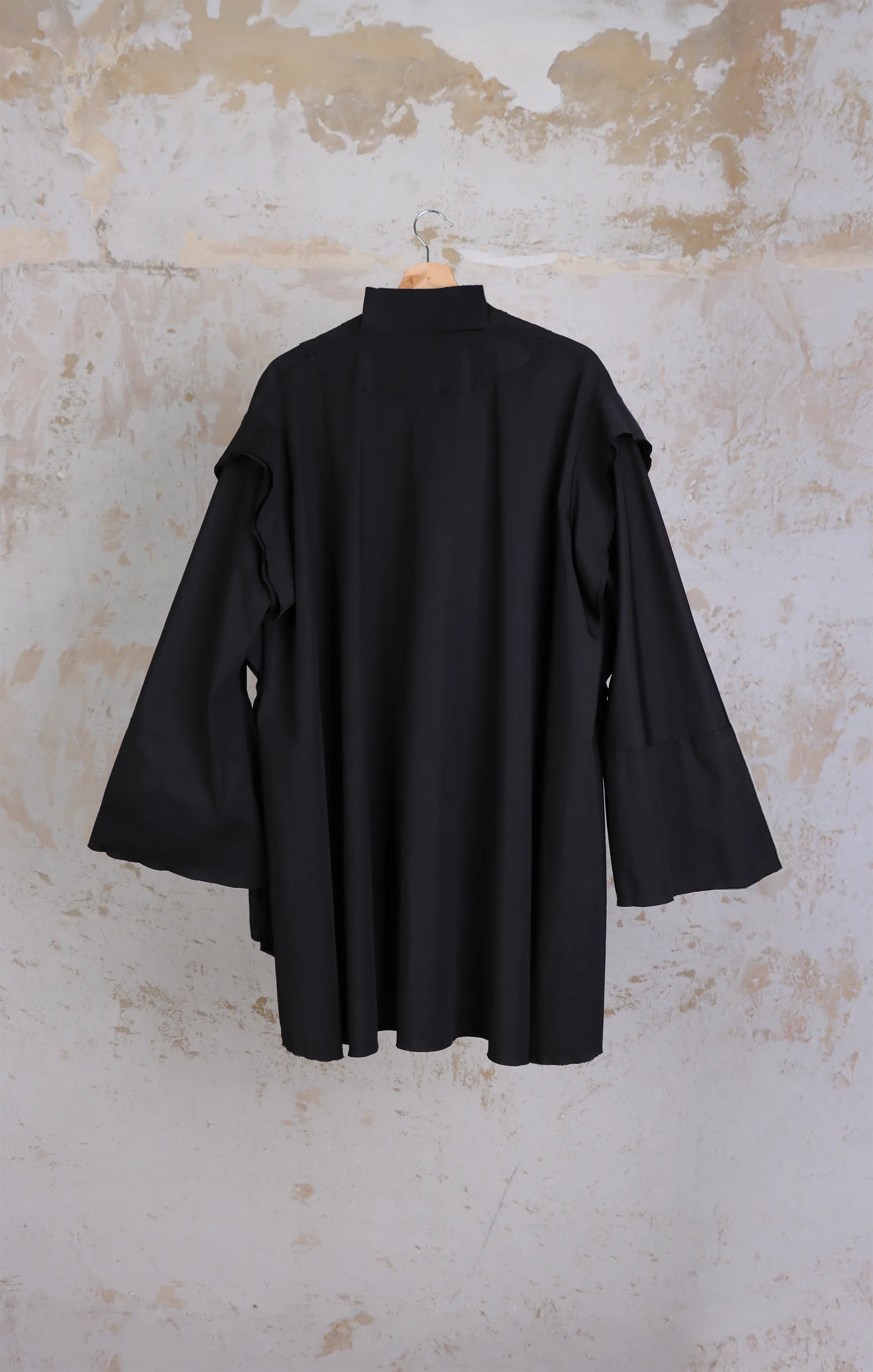 Kimono Tao color negro. Vista Trasera.