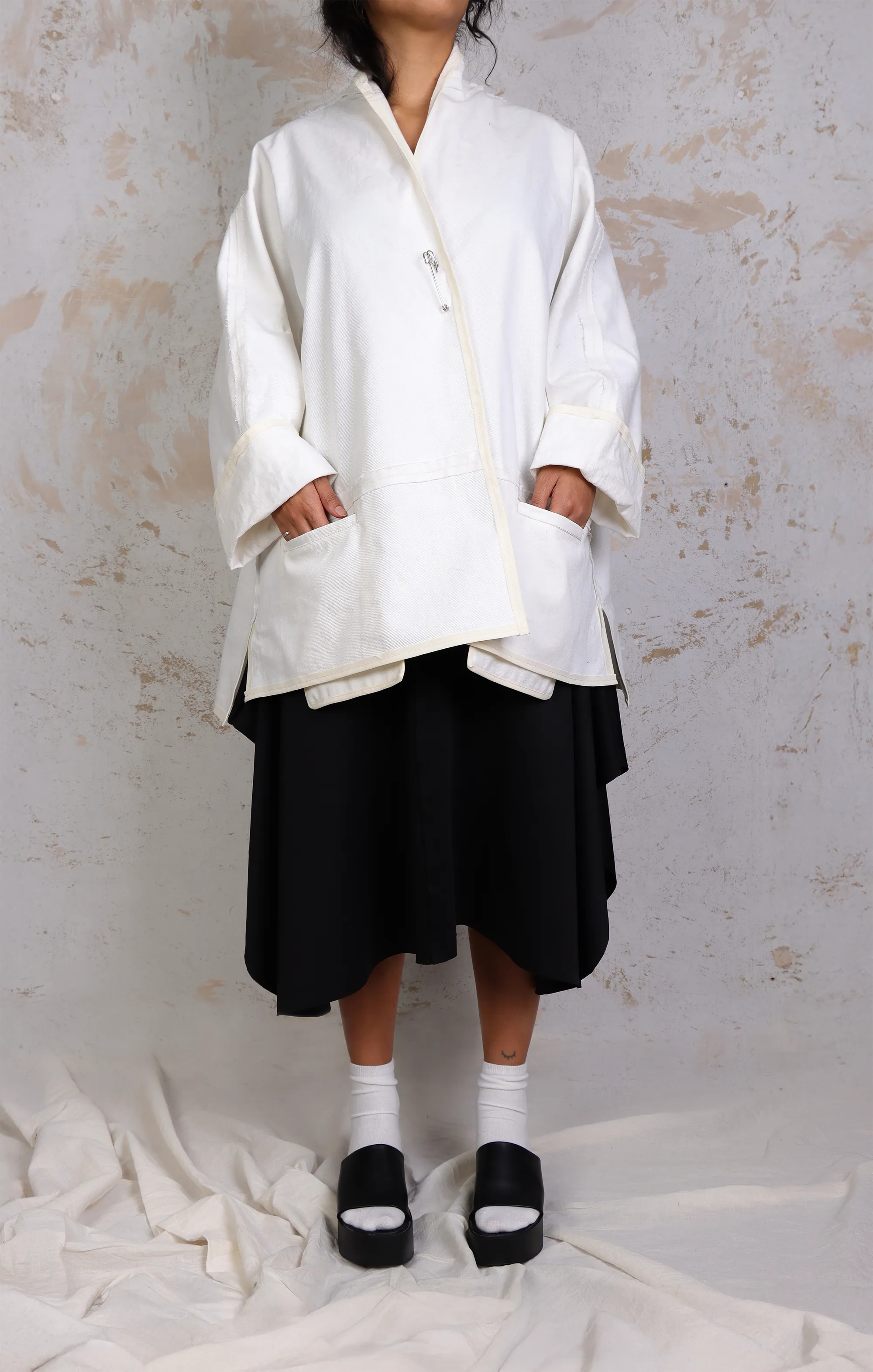 Kimono Yohy posición 1, color crudo en modelo.