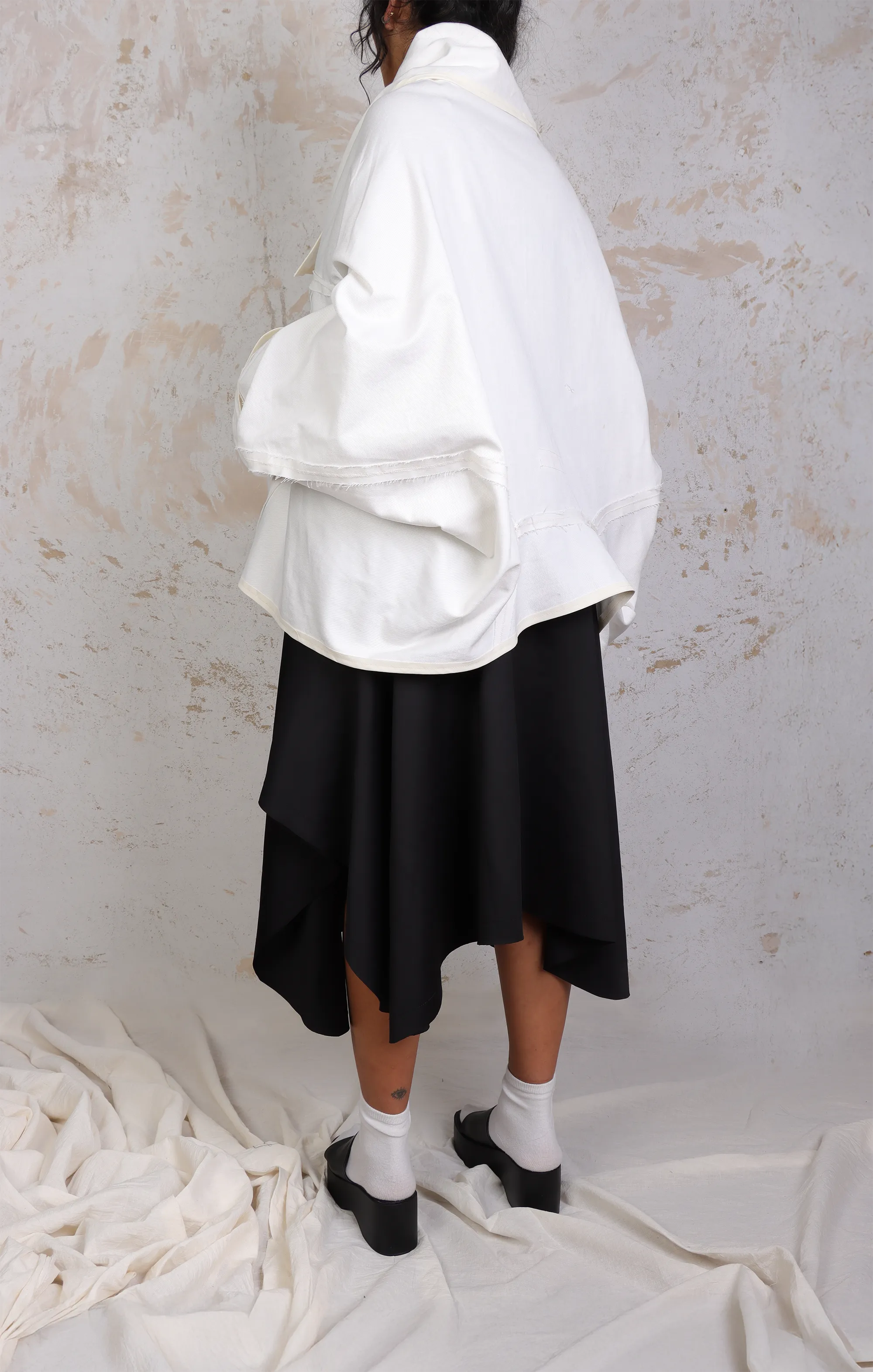 Kimono Yohy color crudo en modelo. Vista trasera.